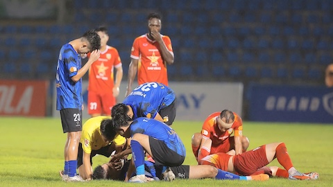 Trọng tài giải cứu tuyển thủ Việt Nam suýt tự cắn lưỡi